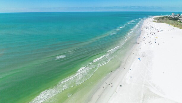 On the beach - Updated Condo with Beach Access! Shared Pools, BBQ Area! Jamaica Royale Unit 053 (Siesta Key)