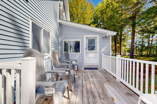 Charming lakeside home near skiing w/ shared pool, tennis courts, & washer/dryer