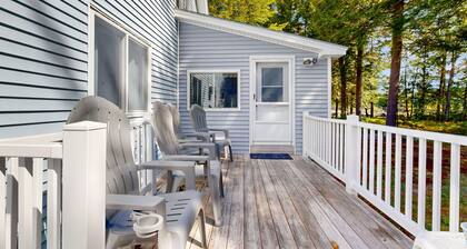 Charming lakeside home near skiing w/ shared pool, tennis courts, & washer/dryer