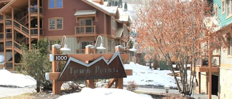 Un panneau en bois indiquant « Town Point » et « 1000 », ce qui désigne un lieu.