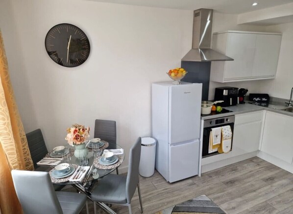Refrigerador, microondas, horno, placa de cocina
