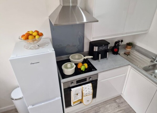 冷蔵庫、電子レンジ、オーブン、コンロ