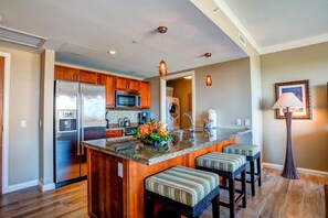 Jääkaappi, mikroaaltouuni, uuni, astianpesukone