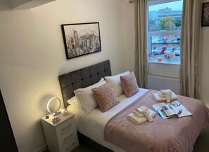 2 bedrooms, desk, iron/ironing board, WiFi