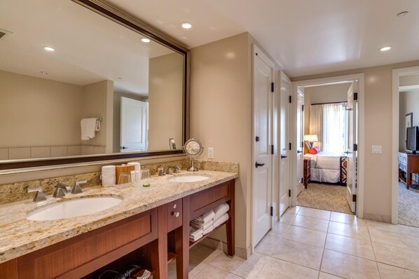 Douche, séchoir à cheveux, serviettes fournies