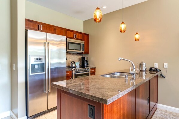 Réfrigérateur, four à micro-ondes, un four, lave-vaisselle