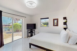 2 bedrooms, iron/ironing board, internet, bed sheets