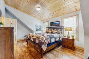 5 عدّة غرف نوم ومكواة/لوح كي وخدمة الإنترنت وملاءات أسرّة