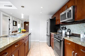 Refrigerador, microondas, horno y lavavajillas 