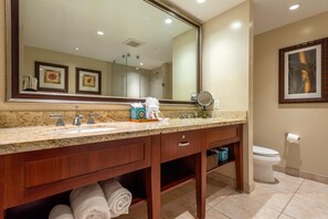 Regadera, secadora de cabello, toallas 