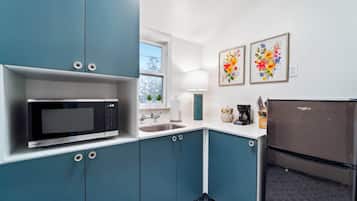 Refrigerador, microondas, cafetera/tetera, tostadora