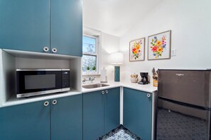 Kylskåp, mikrovågsugn, kaffe- och tebryggare och brödrost