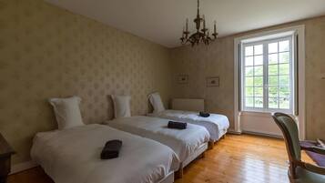 6 bedrooms, iron/ironing board