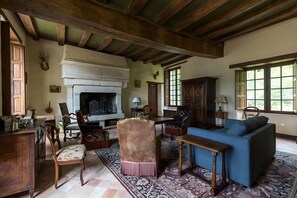 Villa | Wohnzimmer | Kamin