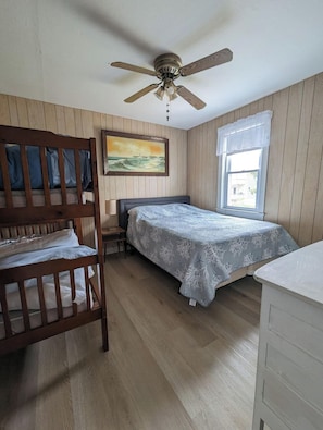 3 bedrooms, free WiFi - 3 cozy bedrooms, sleeping a total of 6 guests<br>Partial water views of the beautiful bay<br>Large deck and grassy yard for outdoor enjoyment (Beach Haven)