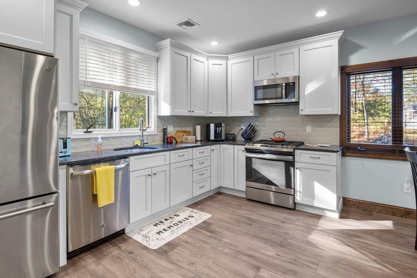 Geladeira, micro-ondas, fogão, cooktop