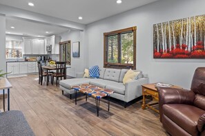 Smart TV, libros y oficina 