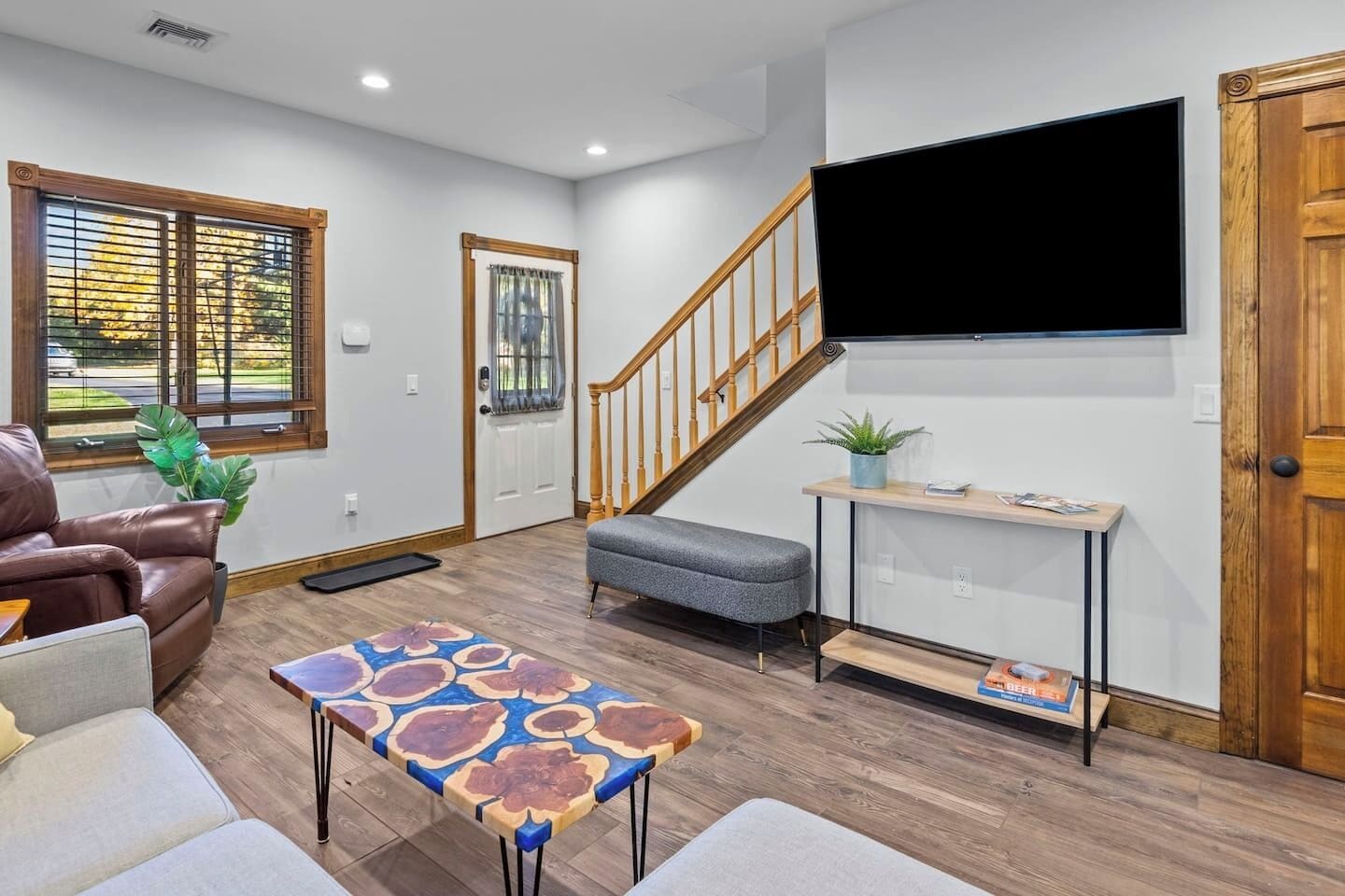 Smart TV, books, offices