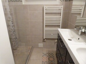 Douche, serviettes fournies, savon, papier toilette