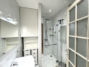 Shower, hair dryer, towels