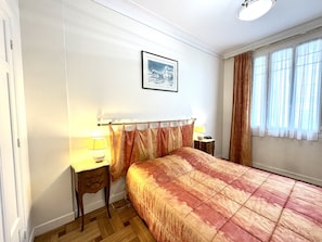 1 chambre, fer et planche à repasser, Wi-Fi gratuit, draps fournis