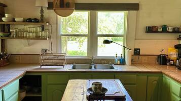 Fridge, oven, stovetop, coffee/tea maker