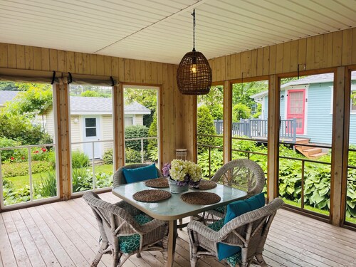 2 bdm cottage in the BLUFF, ONLY 3 min walk to PARLEE. AC, WiFi and 2 sunrooms