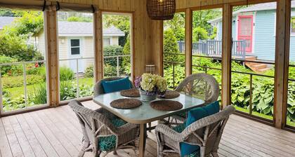 2 bdm cottage in the BLUFF, ONLY 3 min walk to PARLEE. AC, WiFi and 2 sunrooms