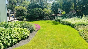 Un jardin bien entretenu, avec une variété de plantes et une pelouse.