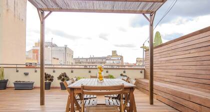 Spectacular terrace and cozy apartment in the center. AC and WiFi