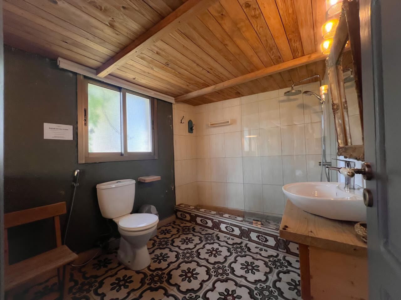 Een badkamer met toilet, wastafel en douche.