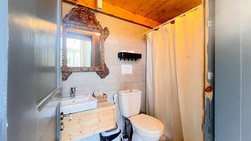 Little Cactus | Bathroom | Shower, hair dryer, towels, soap