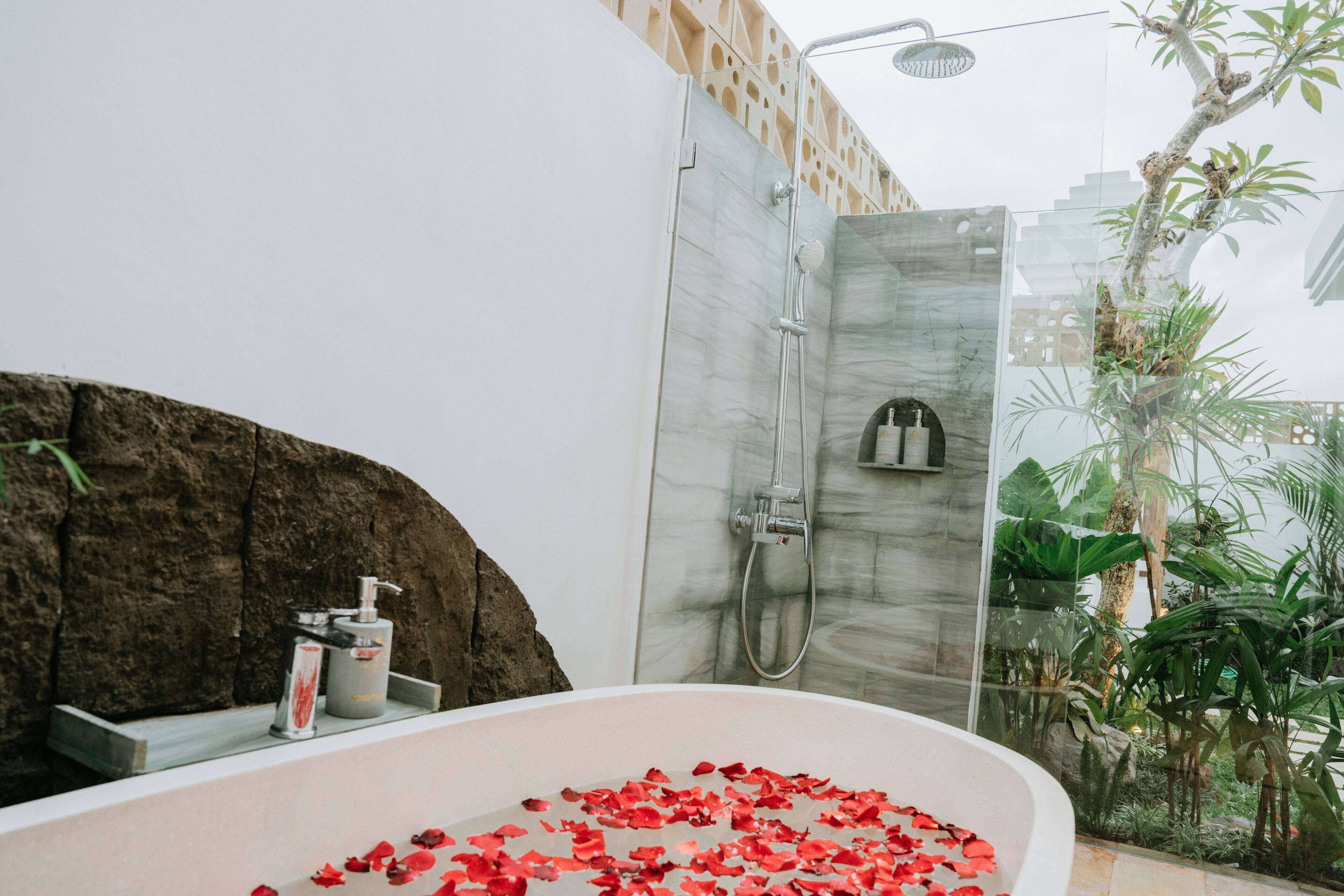 Bathtub dan shower terpisah, pengering rambut, handuk, dan sabun