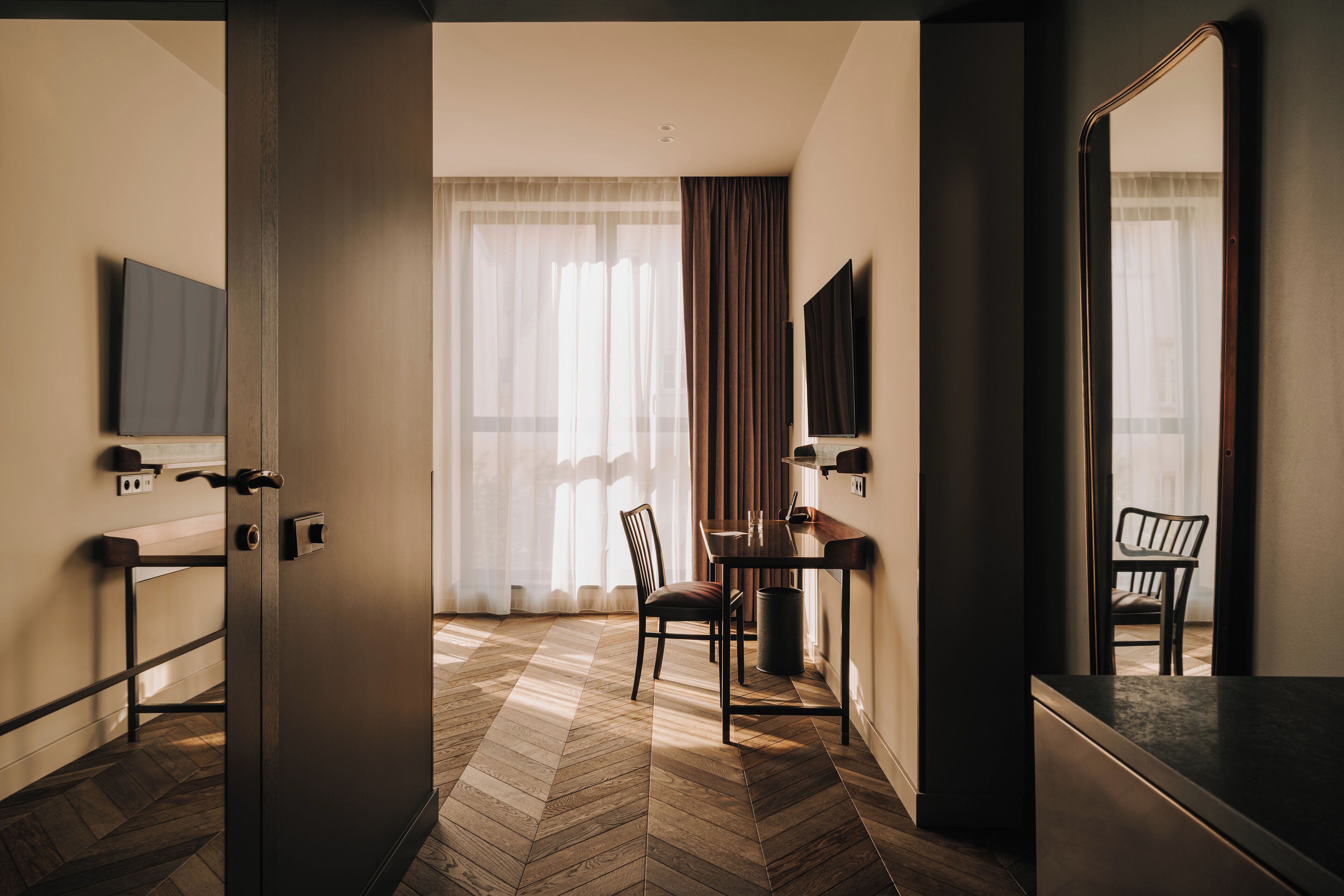 خزنة داخل الغرفة ومكتب ومساحة عمل للكمبيوتر المحمول وستائر تعتيم