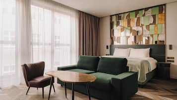 Studio Suite | In-room safe, desk, laptop workspace, blackout drapes