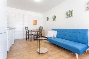 Fernseher, Tischtennisplatte