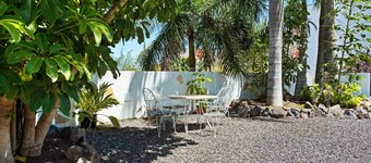 Vacation 'Las Palmeras B' with Sea View, Shared Terrace and Shared Garden