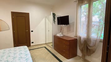 1 bedroom, desk, iron/ironing board, free WiFi