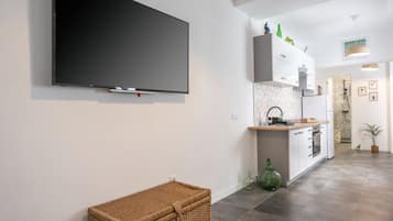 Microondas, cafetera o tetera y utensilios de cocina