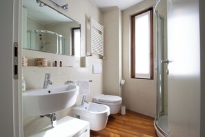 Shower, hair dryer, bidet, towels - Passons 4 - One Bedroom Apartment, Sleeps 2 (Udine)