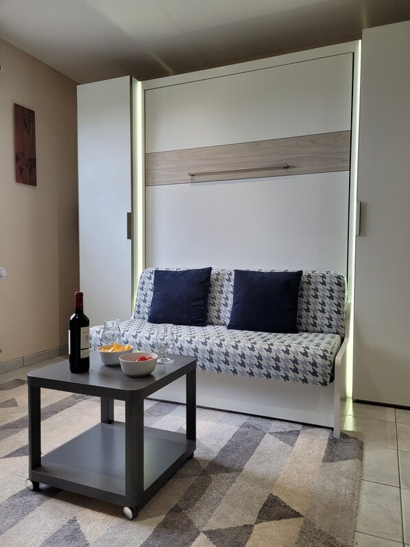 TV connectée, table de tennis de table, livres