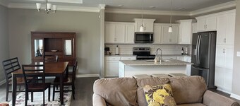 4-bedroom house in peaceful New Albany with AC, fitness room, WiFi