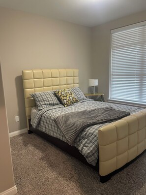 4 bedrooms, iron/ironing board, WiFi, bed sheets