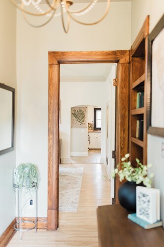 Cozy Luxe Retreat| High-End Design w/outdoor fire pit WI Dells, Cascade MT, Devils Lake