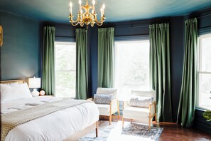 4 bedrooms, desk, iron/ironing board, travel crib