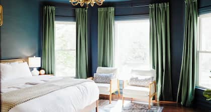 Cozy Luxe Retreat| High-End Design w/outdoor fire pit WI Dells, Cascade MT, Devils Lake