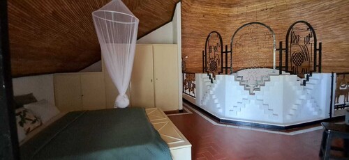 BEAUTIFUL VILLA OPPOSITE THE BEACH AND IN THE CENTER OF SALY