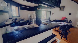 Microondas, horno, placa de cocina