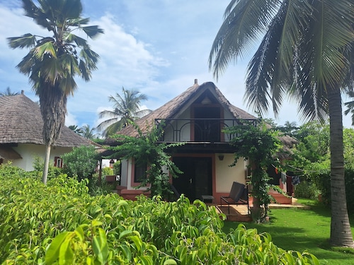 BEAUTIFUL VILLA OPPOSITE THE BEACH AND IN THE CENTER OF SALY