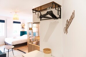 1 habitación, tabla de planchar con plancha, wifi gratis y ropa de cama 